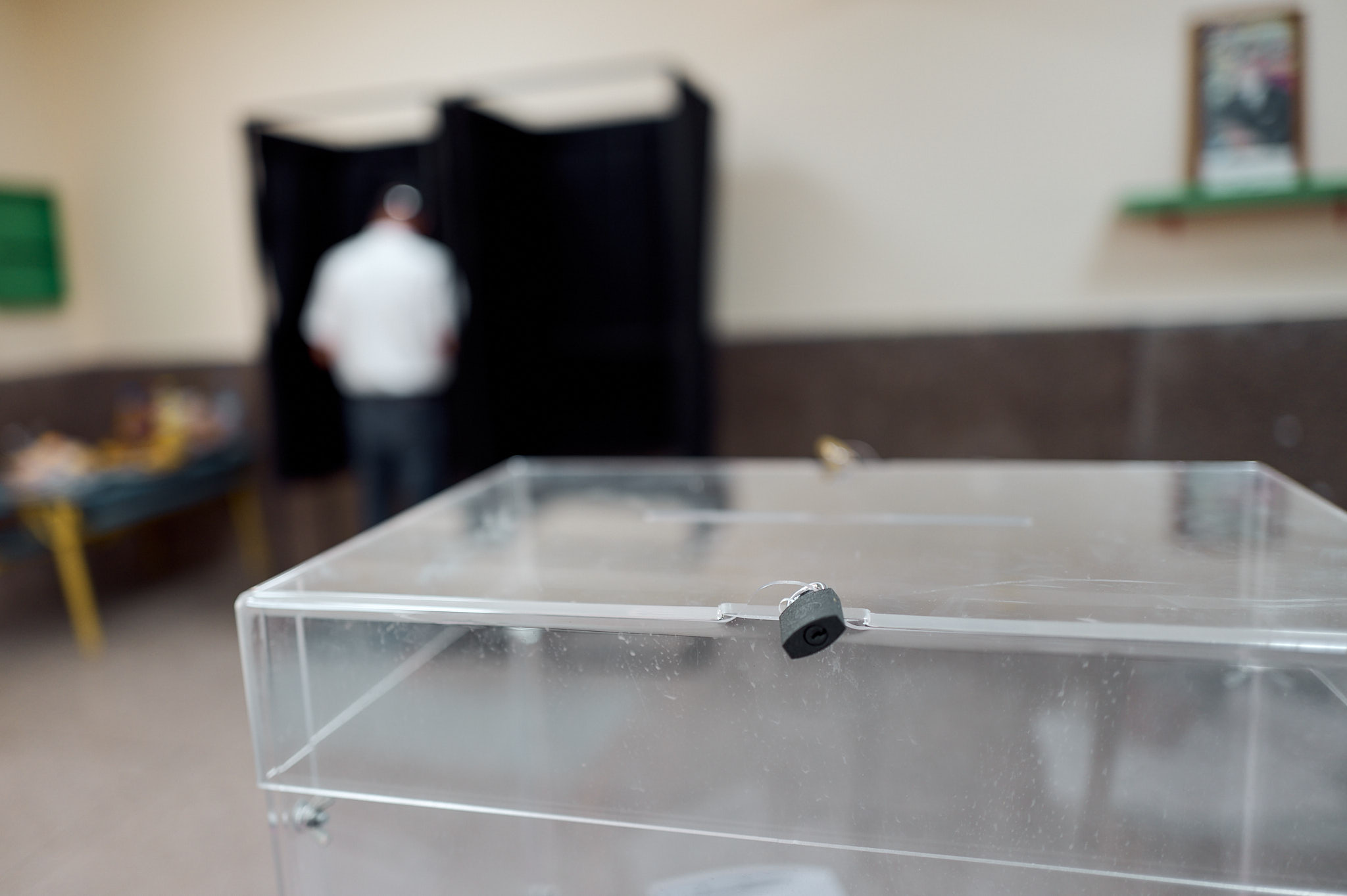 Achat de voix, deepfakes et abstention : ce que révèle l'observation des législatives 2026